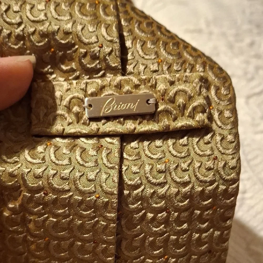 Brioni Elegant Gold Patterned Tie